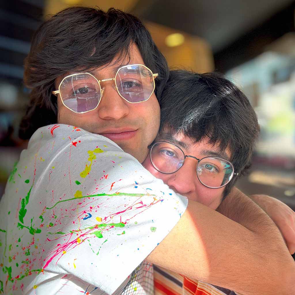 Del 2025; chicos abrazándose